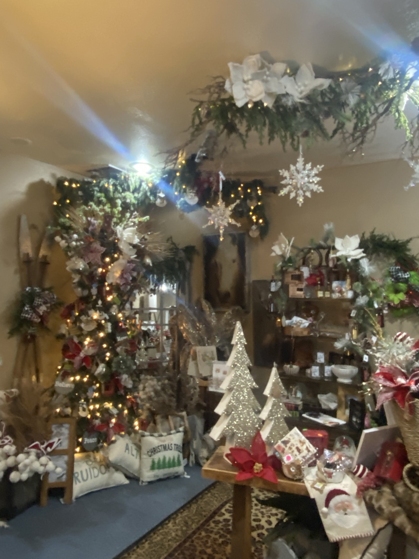 Christmas tree and holiday décor